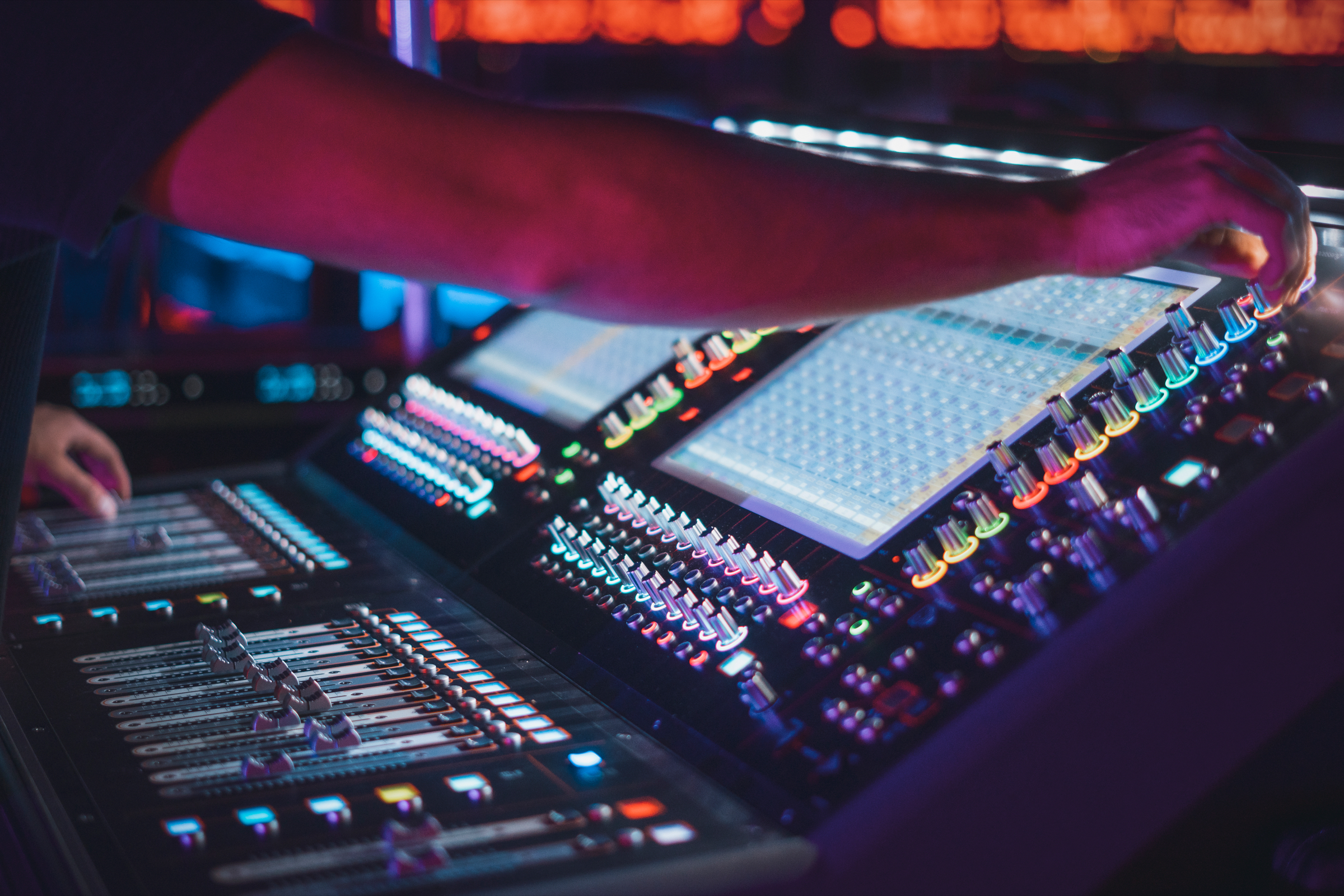 FOH 현장에서 믹싱 콘솔을 운영하는 라이브사운드 엔지니어